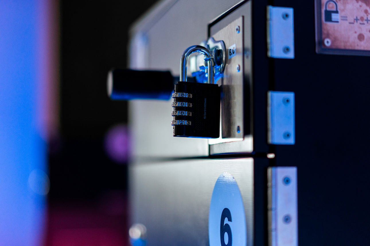 Ein Zahlenschloss mit Ziffern sichert eine verschlossene Metalltür