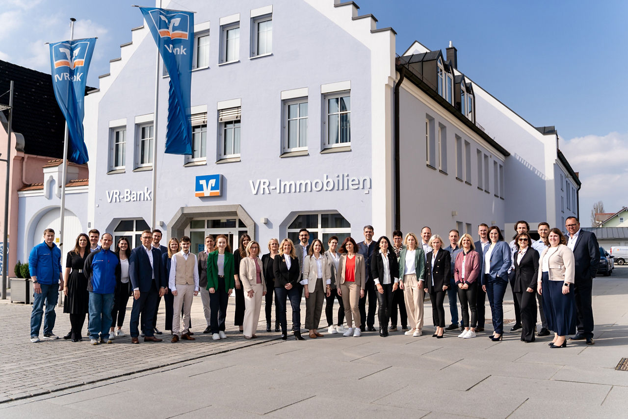 Immobilienmarkler mit zwei Interessenten