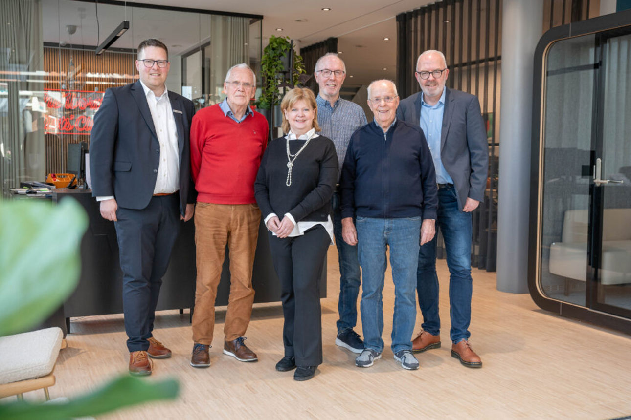 Maik Busman, Dieter Siebels, Friedhilde Rohn, Hermann Vos, Justus Itterbeck und Holger Vos blickten auf die 50-jährige Geschi