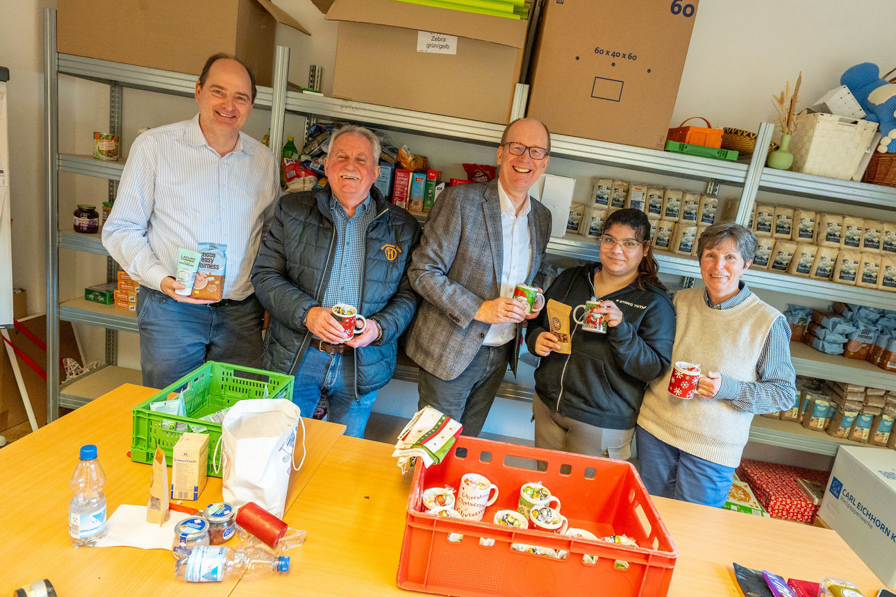 Das Foto zeigt eine Gruppe von sechs erwachsenen Personen in den Räumen der Tafel in Hückelhoven.