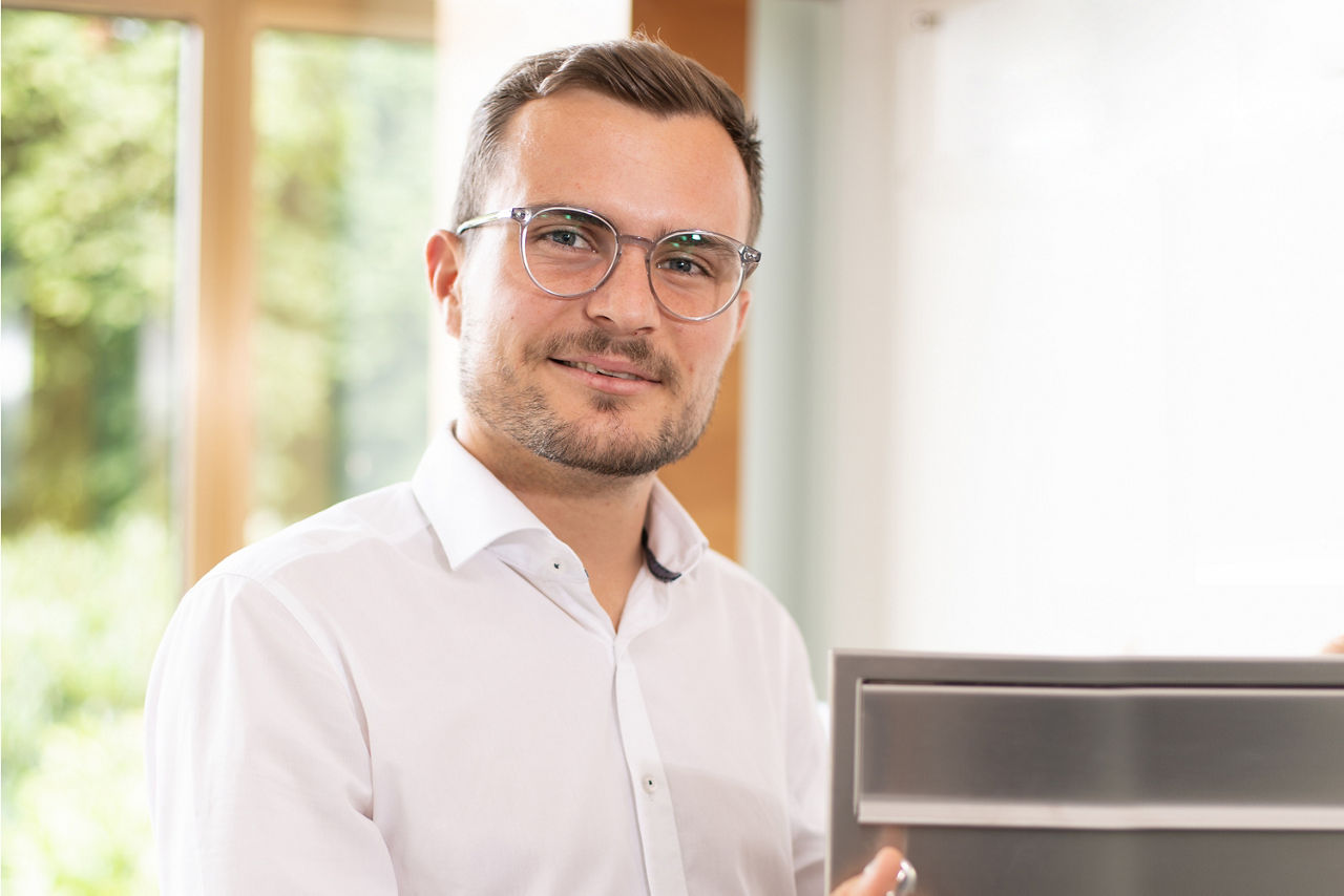 Junger Mann in einem Bankgebäude