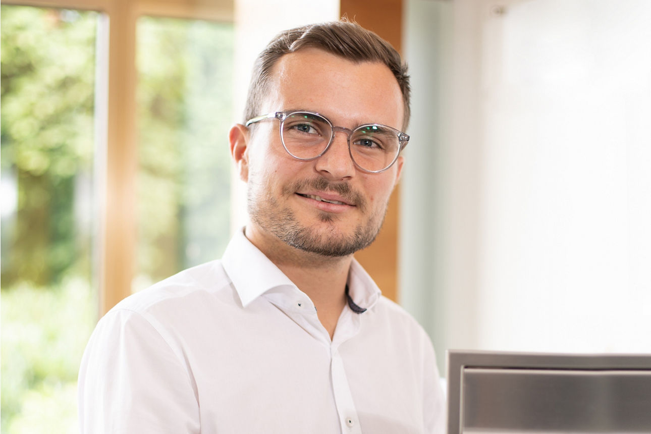 Junger Mann in einem Bankgebäude