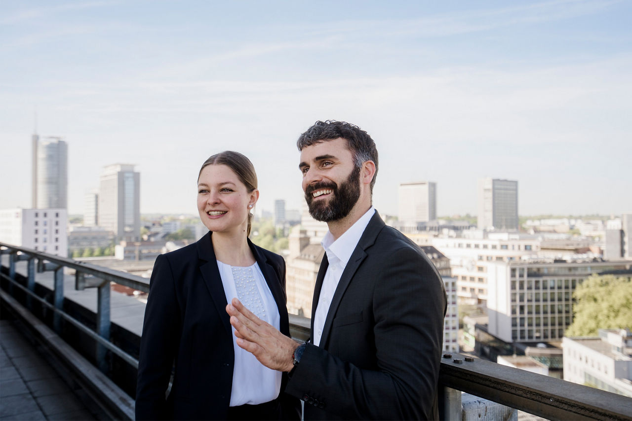 BIB-Mitarbeiter auf der Dachterrasse des Bankgebäudes im Gespräch