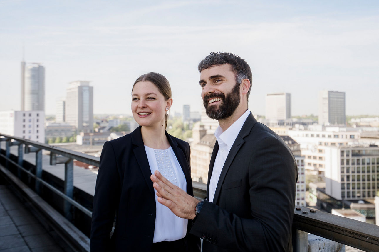 BIB-Mitarbeiter auf der Dachterrasse des Bankgebäudes im Gespräch