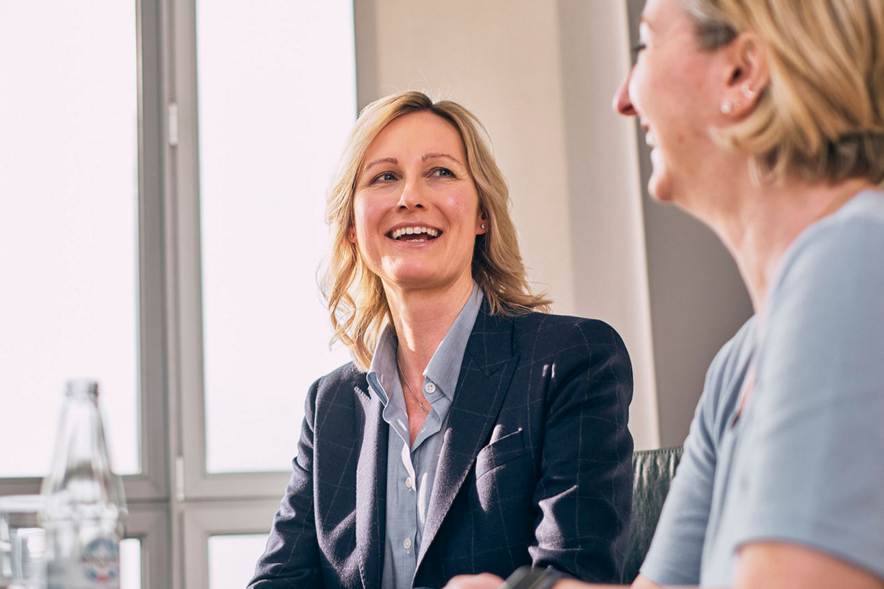Zwei Frauen unterhalten sich.