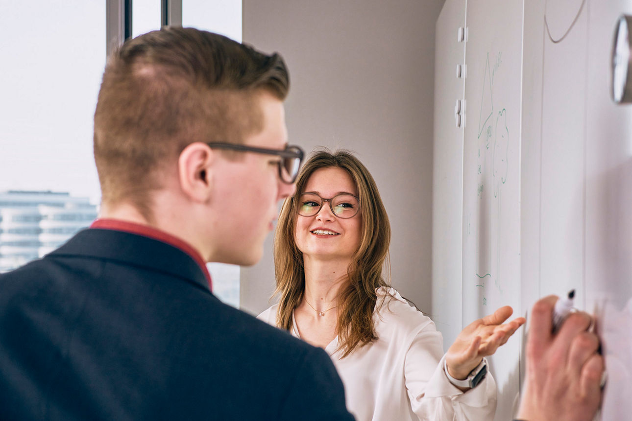 Auszubildende bei einem Workshop bei der Volksbank Rhein-Ruhr