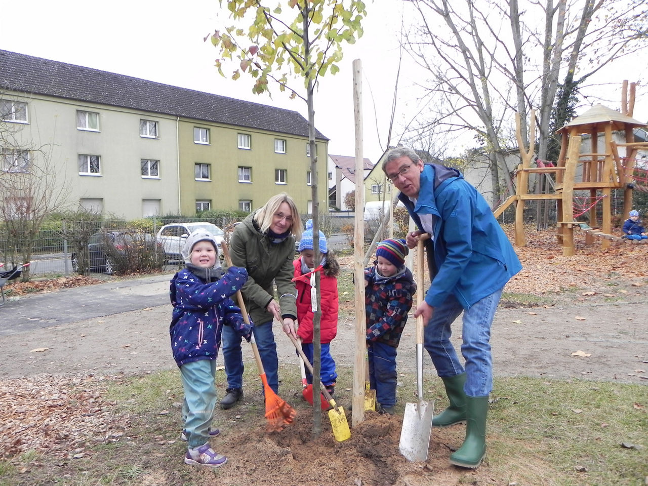 Herr Haas pflanzt mit TV - Sportkindergarten Nauheim 3 Bäume ein