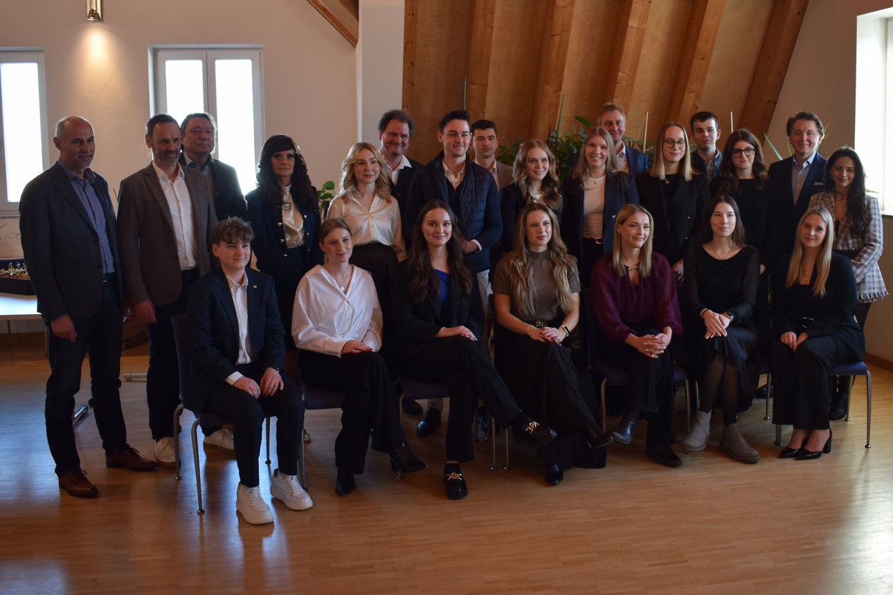 Einige Männer und Frauen in Anzügen posieren für ein Foto