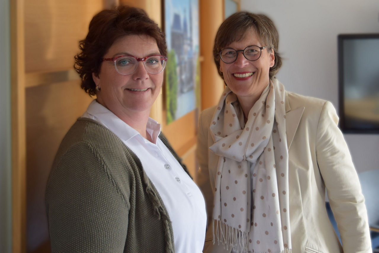 Eine Frau und ein Mann im Gespräch