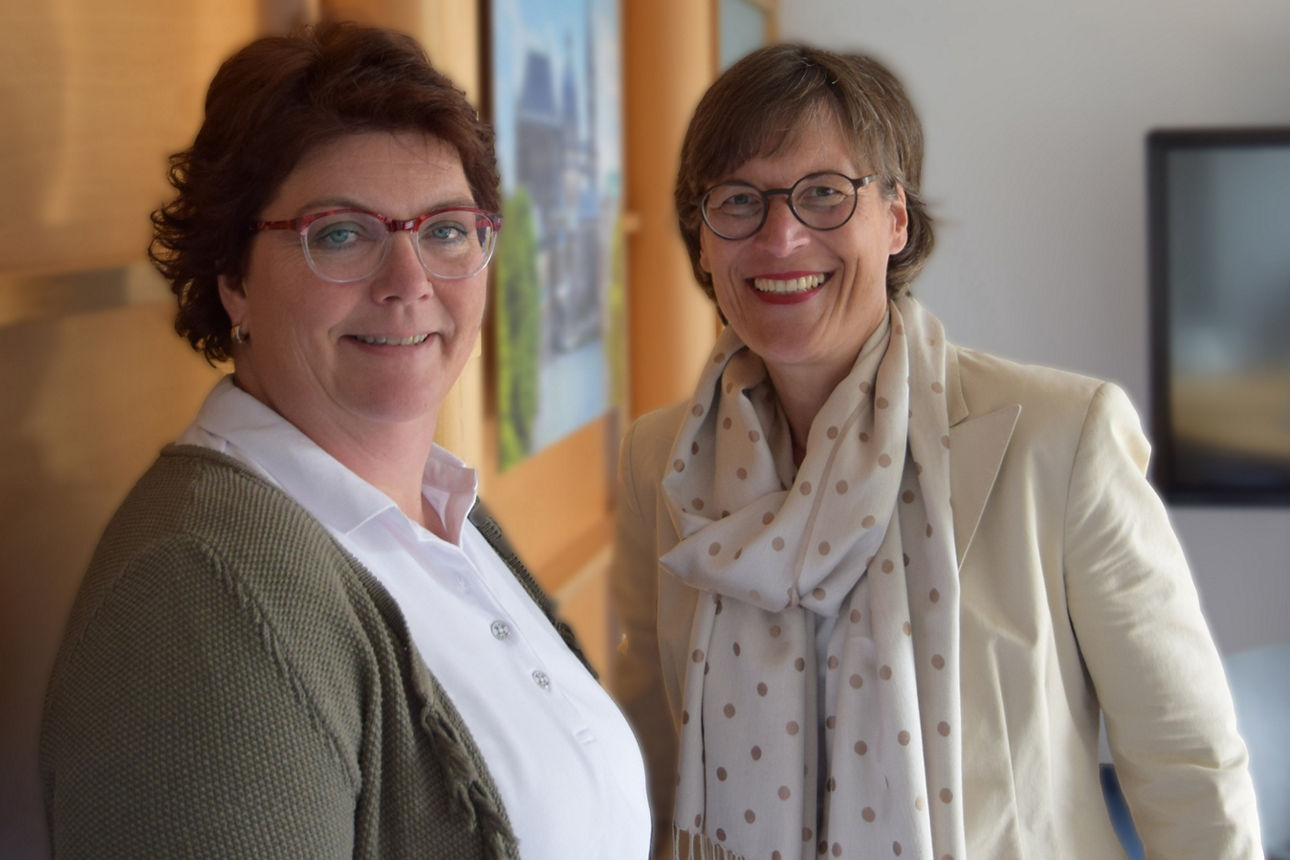 Eine Frau und ein Mann im Gespräch
