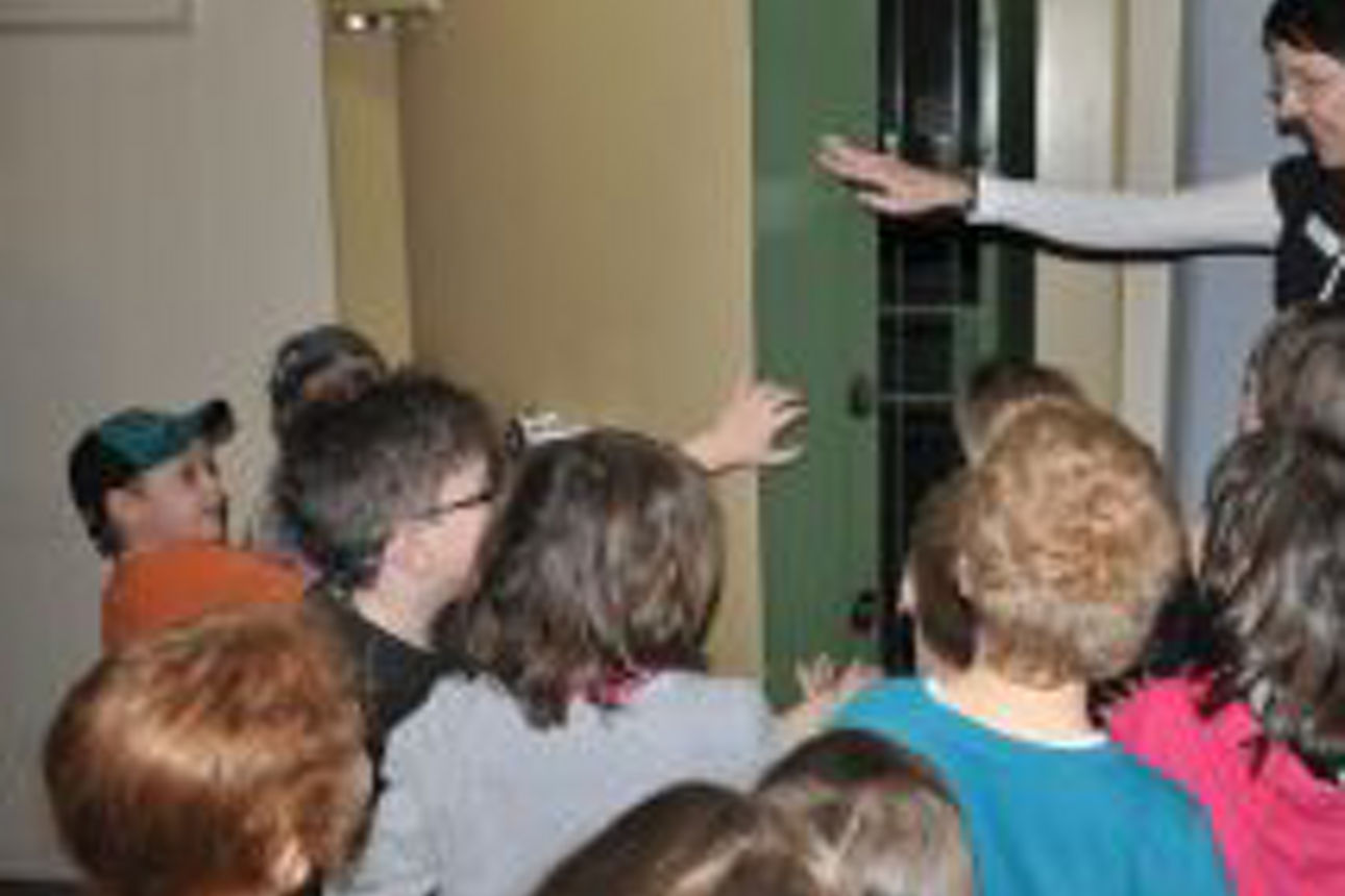 Kinder bestaunen einen Banktresor