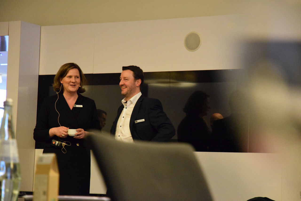 Zwei Personen sind sich am unterhalten