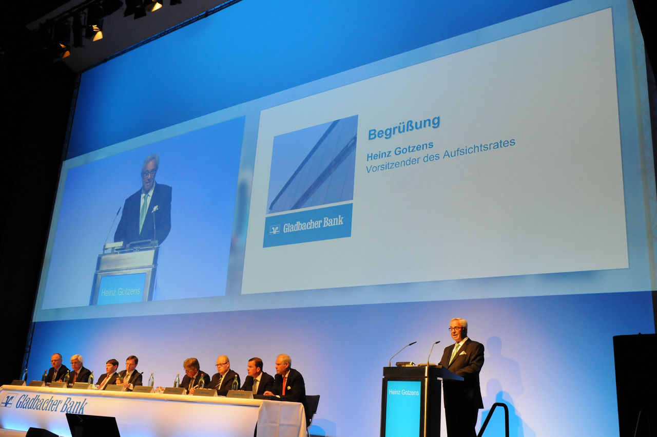 Heinz Gotzens auf der Bühne während der Hauptversammlung 2015