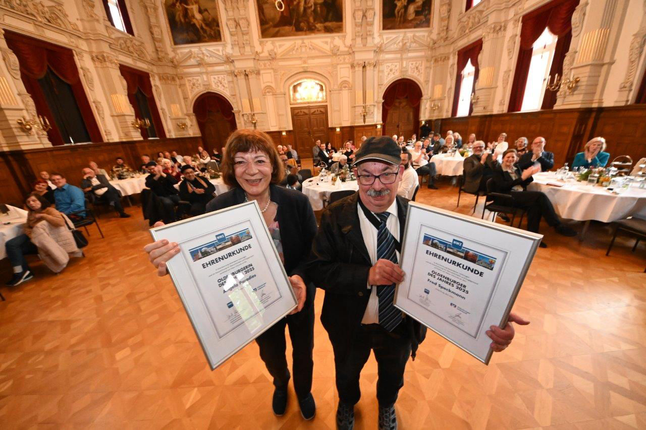 Foto der beiden Preisträger mit Urkunde
