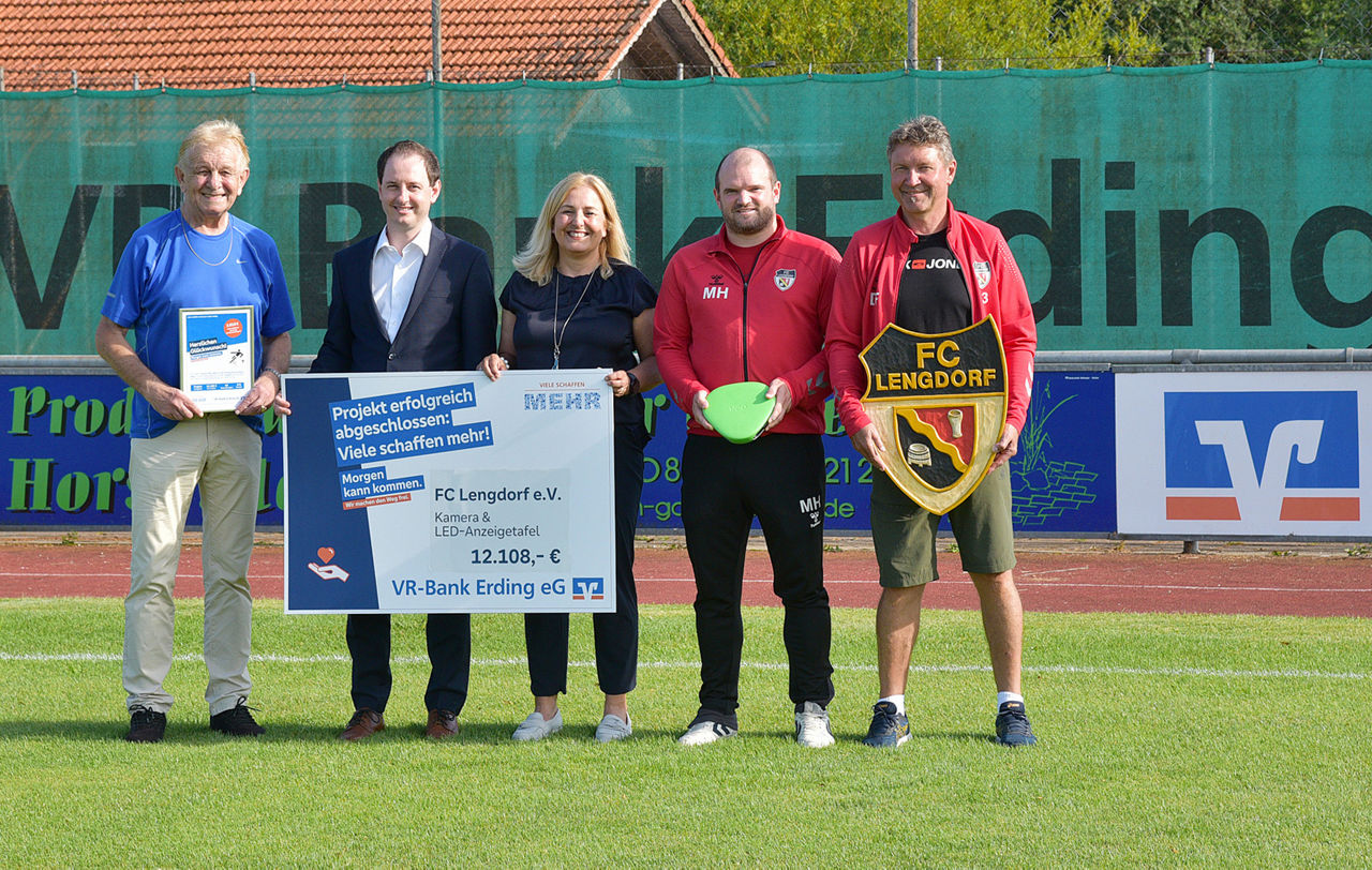 Mitarbeiter der VR-Bank Erding eG und Mitglieder des FC Lengdorf