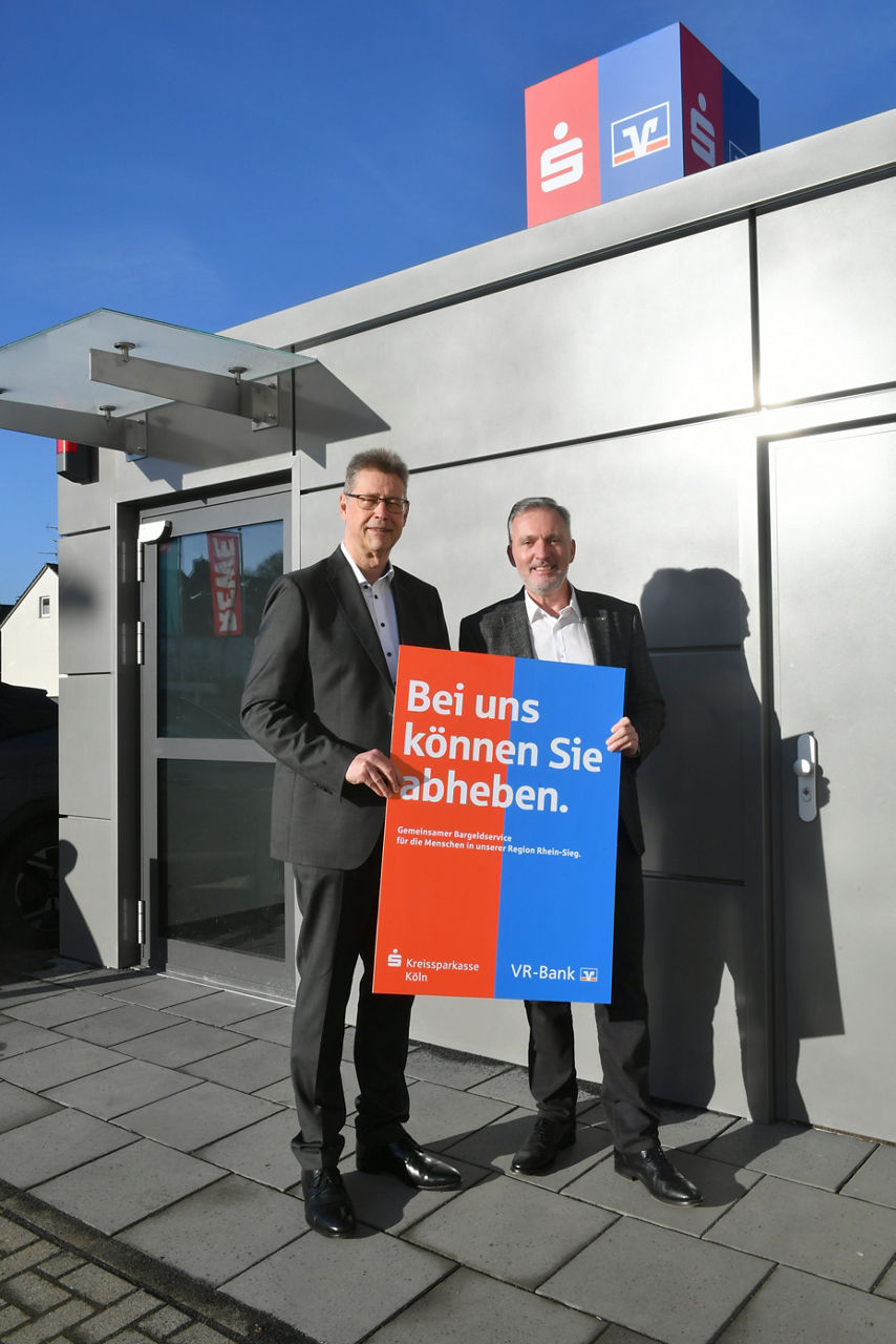 Holger Hürten, Vorstandsvorsitzender der VR-Bank Bonn Rhein-Sieg, und Ralf Klösges, Regionalvorstand der Kreissparkasse Köln (von links), eröffneten den gemeinsamen SB Pavillon auf dem Stallberg.