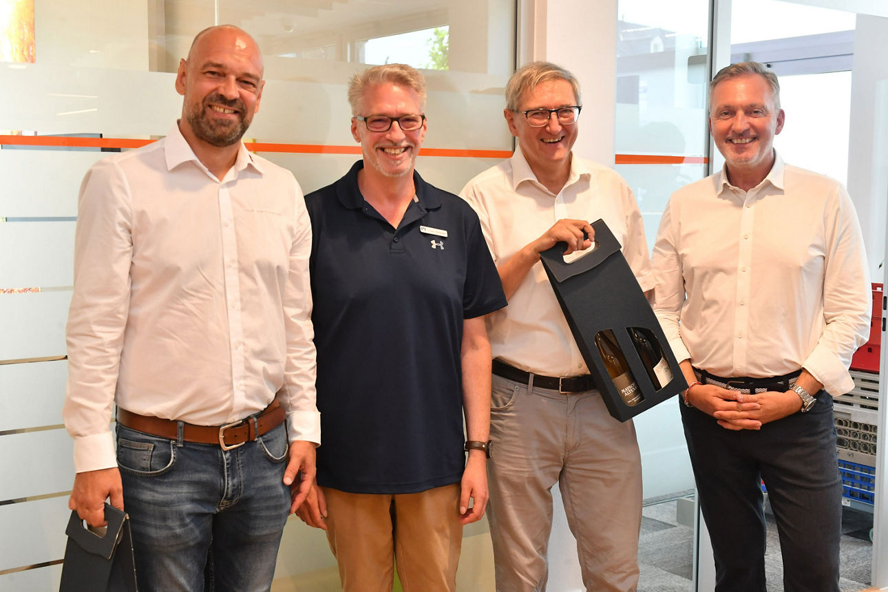 Bild v. l.: Henk Eisenmenger (Fa. Noll), Torsten Büllesbach (Regionaldirektor), Winfried Arnold (Projekt- und Bauleitung energetische Sanierung), Holger Hürten (Vorstandsvorsitzender)