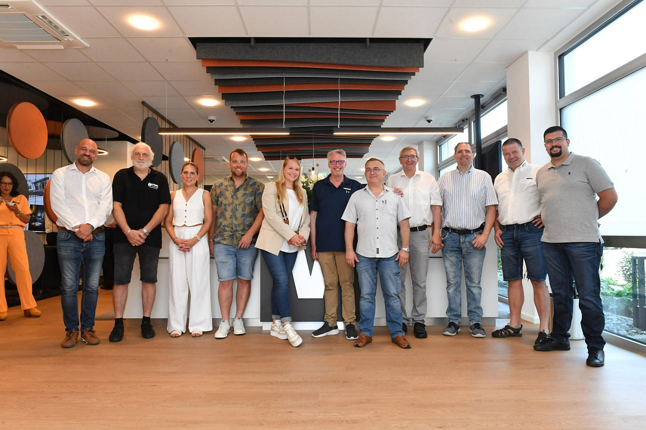 Bild v. l. : Henk Eisenmenger (Fa. Noll), Jörg Rohrbeck (Fa. PWK Elektro), Sabrina Schulz (Asset Management), Alexander Krawinkel (Fa. Roth), Eva Dabers (GF Fa. Roth), Torsten Büllesbach (Regionaldirektor), Viktor Hohnstein (Fa. PWK Elektro), Winfried Arnold (Projekt- und Bauleitung energetische Sanierung), André Pfaff (Statiker), Axel Odenthal (Fa. Odenthal), Mario Odenthal (Fa. Odenthal)