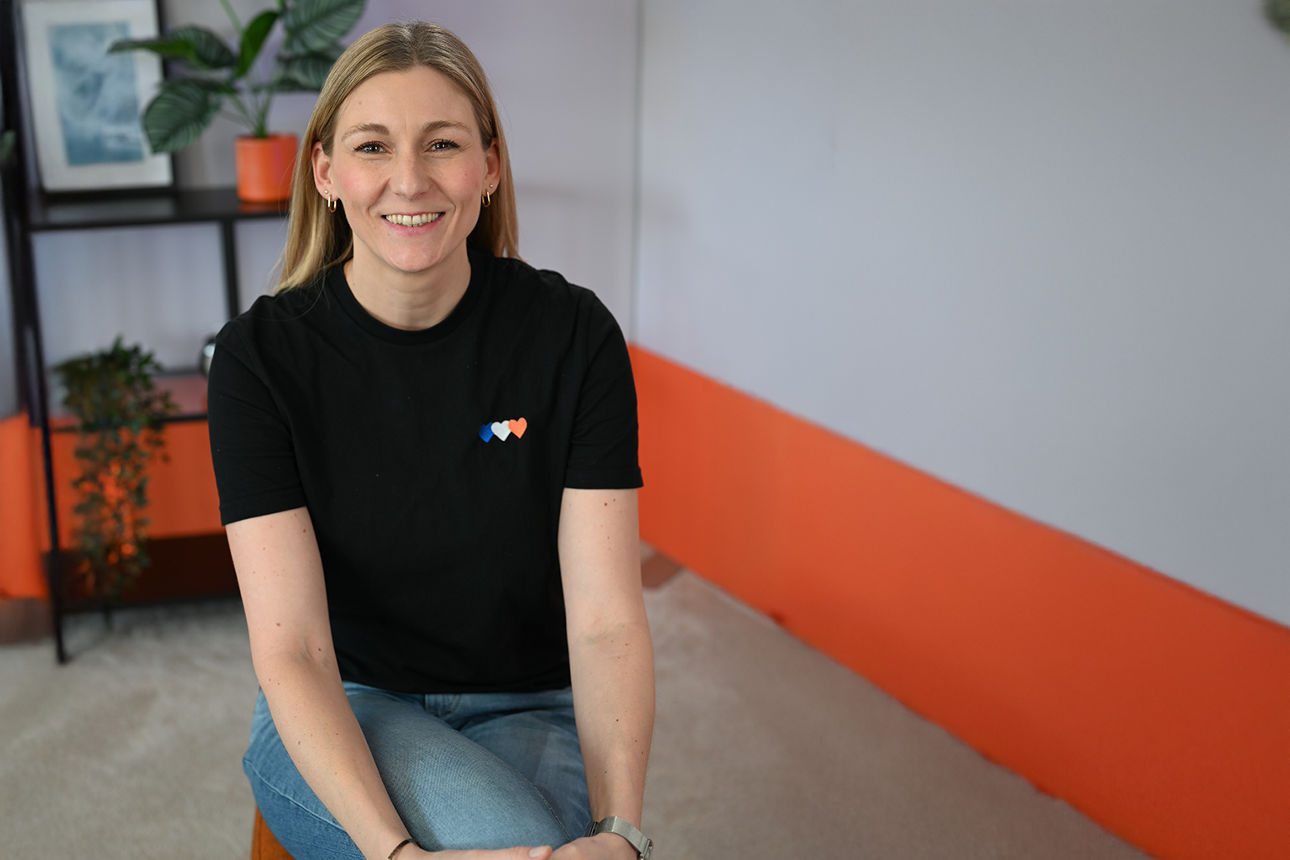 Jana Morawetz sitzt im Videostudio