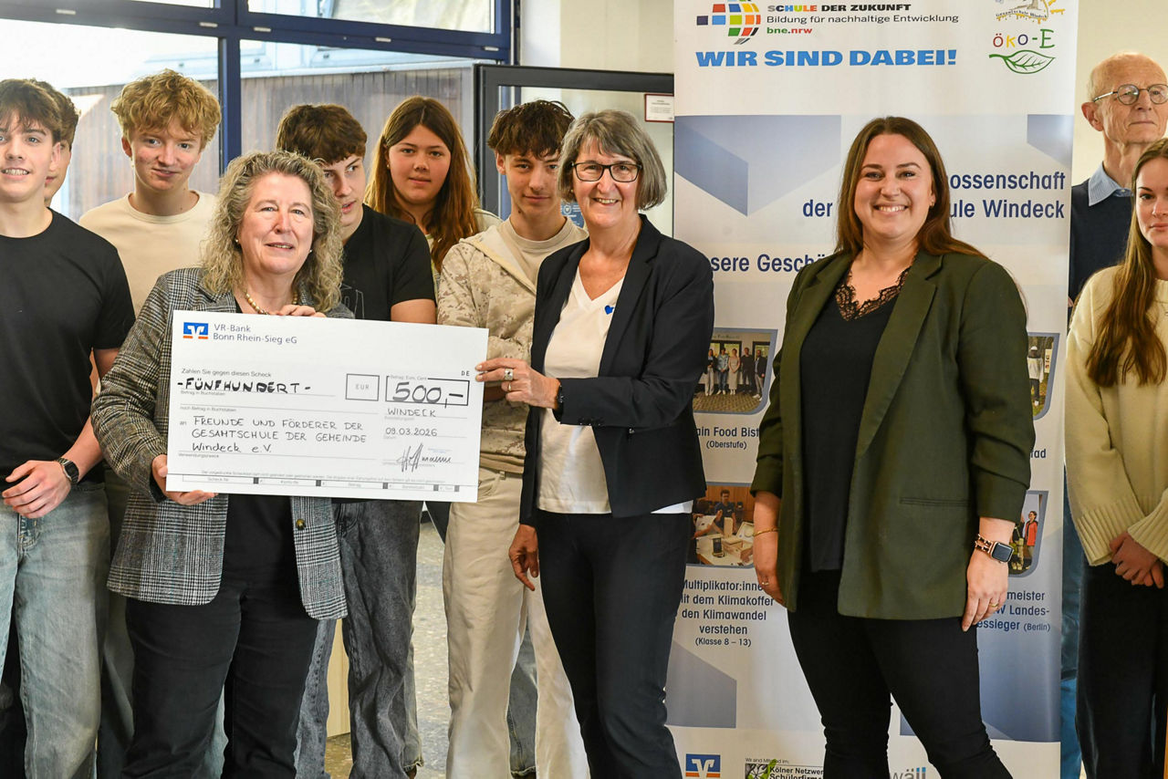 v.l.: Gisela Mai-Gebhardt (GS Windeck), Andrea Schrahe und Evelyn Hoffmann (beide VR-Bank) gemeinsam mit den Schülerinnen und Schülern der Schülergenossenschaft © Foto: VR-Bank Bonn Rhein-Sieg eG