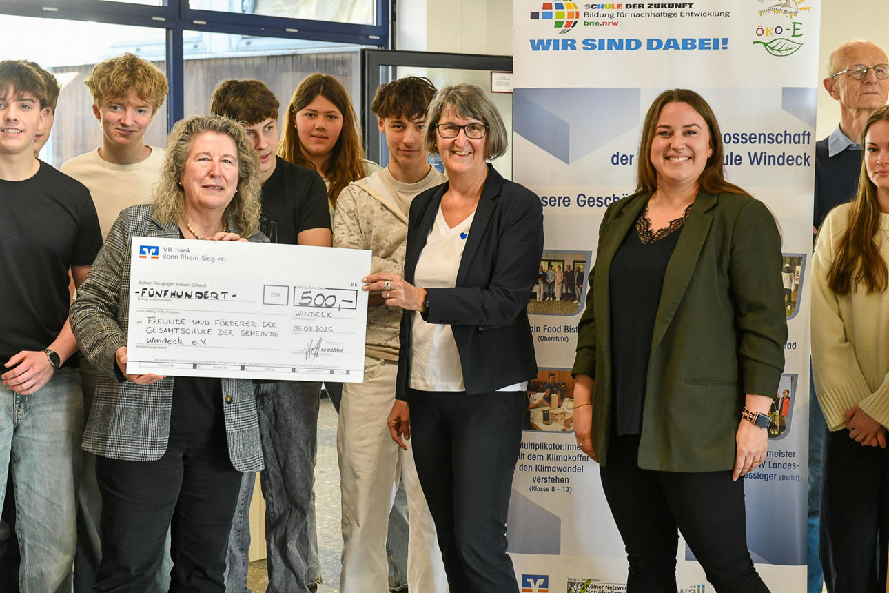 v.l.: Gisela Mai-Gebhardt (GS Windeck), Andrea Schrahe und Evelyn Hoffmann (beide VR-Bank) gemeinsam mit den Schülerinnen und Schülern der Schülergenossenschaft © Foto: VR-Bank Bonn Rhein-Sieg eG