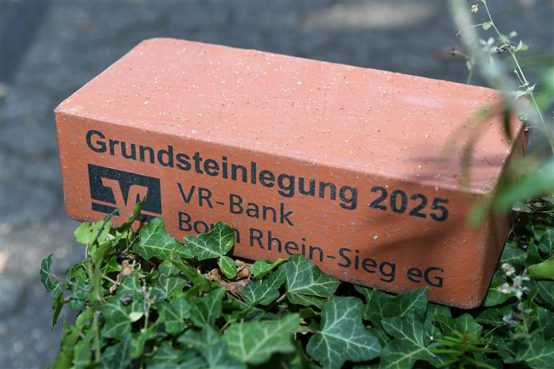 Ziegelstein mit der Aufschrift "Grundsteinlegung 2025"