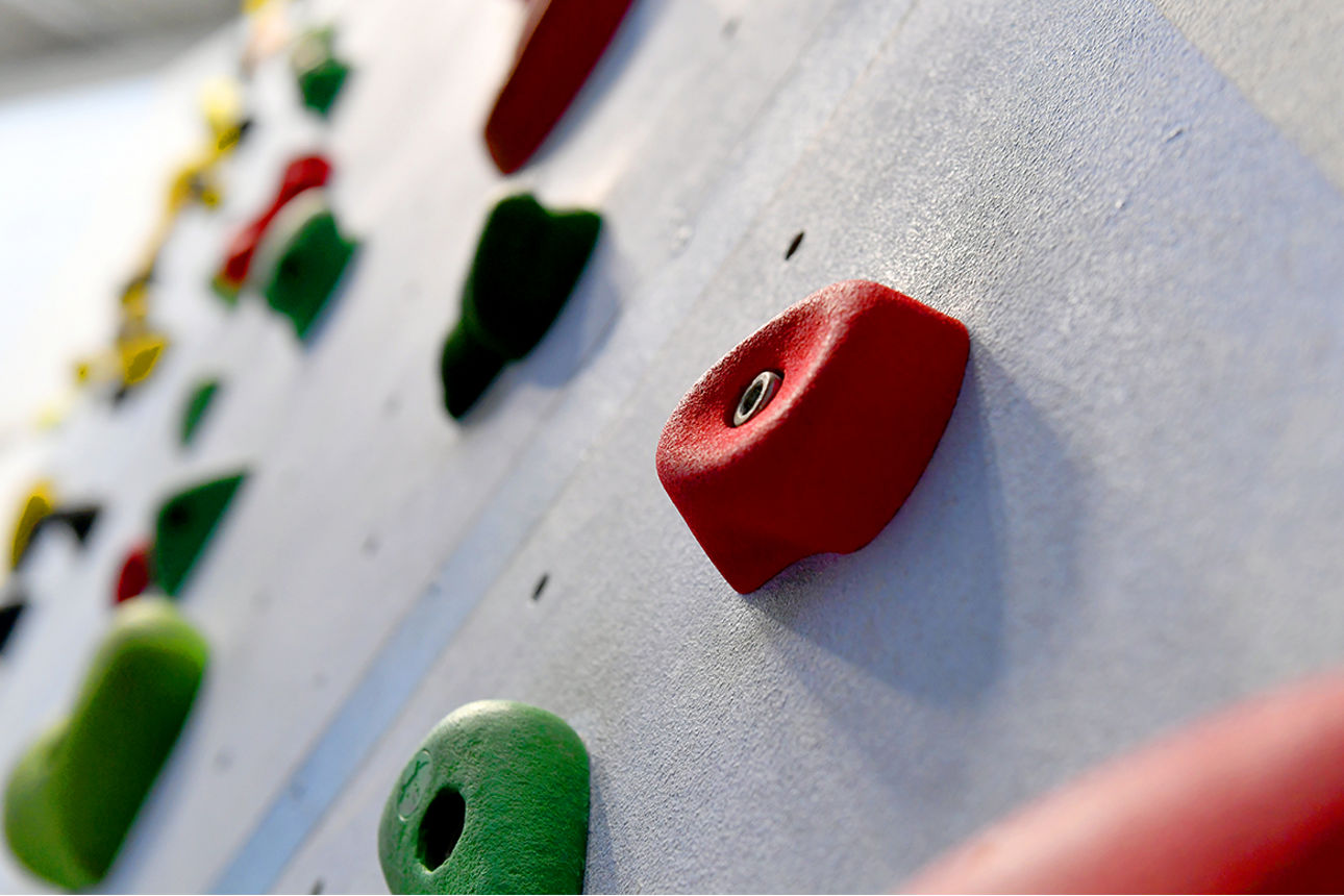 Halterungen an einer Kletterwand