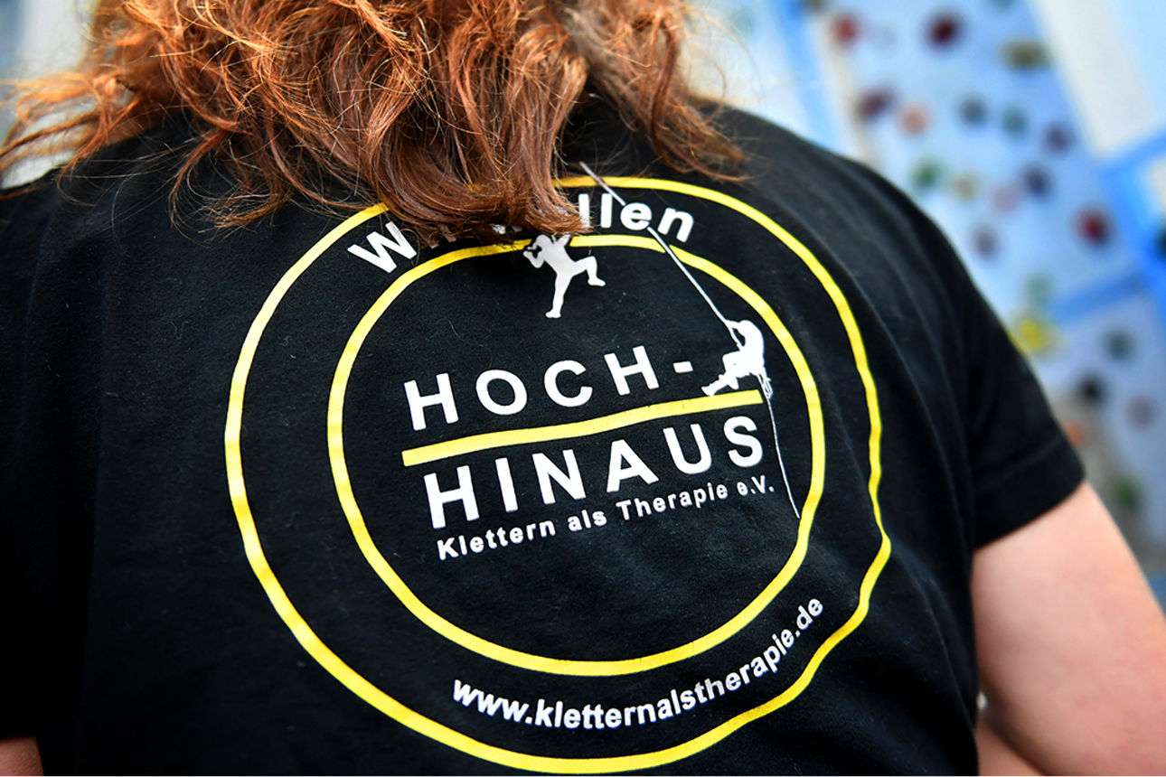 Frau von hinten mit einem T-Shirt Aufdruck Hoch-Hinaus