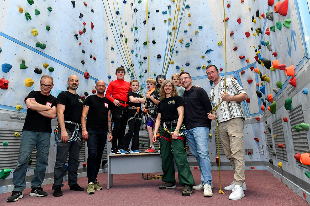 v. l.: Markus Zöll (Bronxrock Hallen-Besitzer), Tobias Fritz (integrativer Atemtherapeut HOCH-HINAUS), Thorsten Führer (Bronxrock Chef-Trainer), Kindergruppe (HOCH-HINAUS), Katharina Mehta (HOCH-HINAUS), Peter Menne (Ergotherapeut HOCH-HINAUS) und Oliver Männel (Regionaldirektor VR-Bank Bonn Rhein-Sieg)