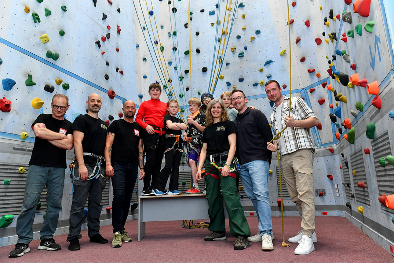 v. l.: Markus Zöll (Bronxrock Hallen-Besitzer), Tobias Fritz (integrativer Atemtherapeut HOCH-HINAUS), Thorsten Führer (Bronxrock Chef-Trainer), Kindergruppe (HOCH-HINAUS), Katharina Mehta (HOCH-HINAUS), Peter Menne (Ergotherapeut HOCH-HINAUS) und Oliver Männel (Regionaldirektor VR-Bank Bonn Rhein-Sieg)