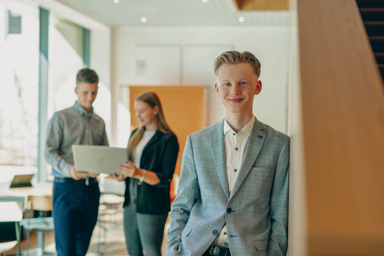 Drei Auszubildene unterhalten sich im Büro