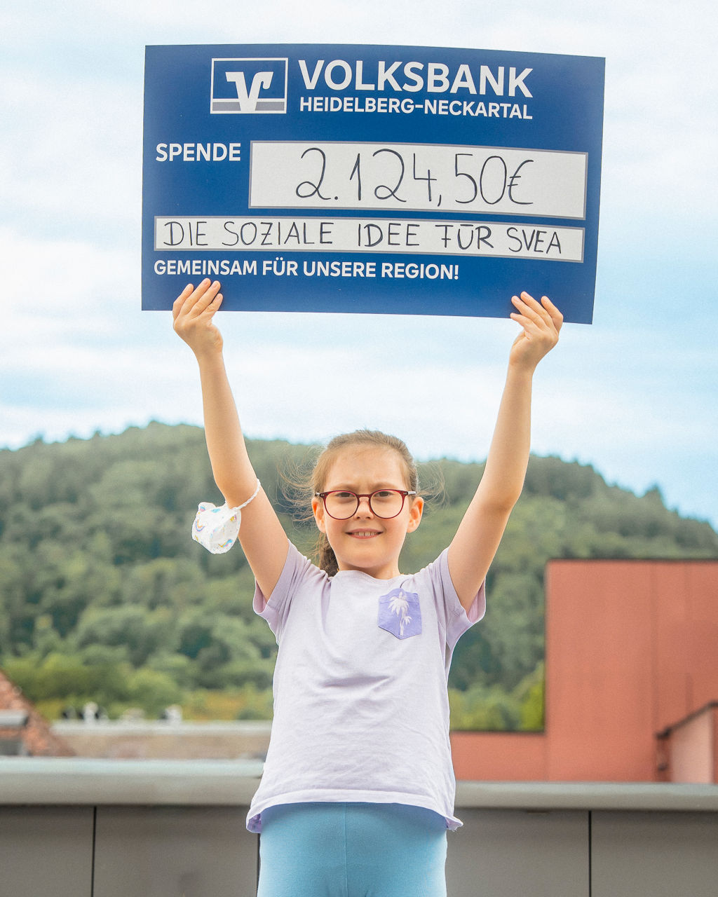 Gruppenbild der Spendenübergabe an die Schulen und Kindergärten