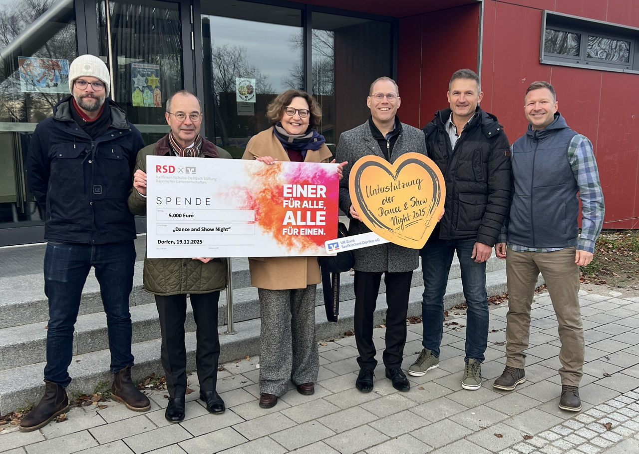 Gruppenbild Spendenübergabe Dance and Shownight 2025