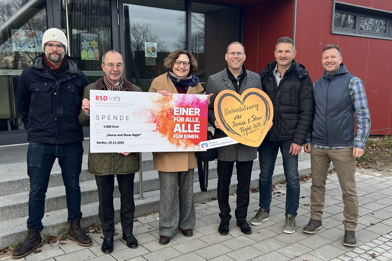 Gruppenbild Spendenübergabe Dance and Shownight 2025