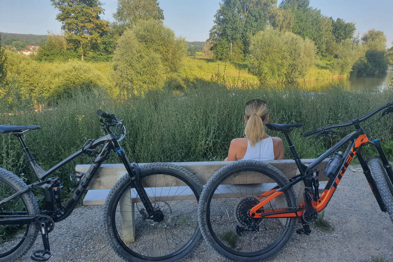 Frau sitzt auf einer Bank mit ihrem Jobbike bei der Radlchallange.