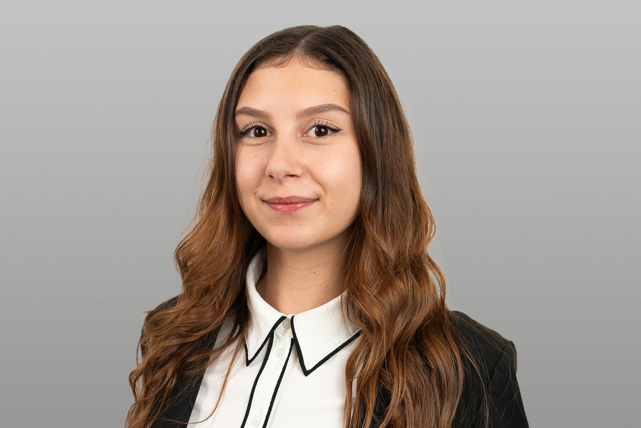 Kundenberaterin Lea Fernandes vor grauen Hintergrund