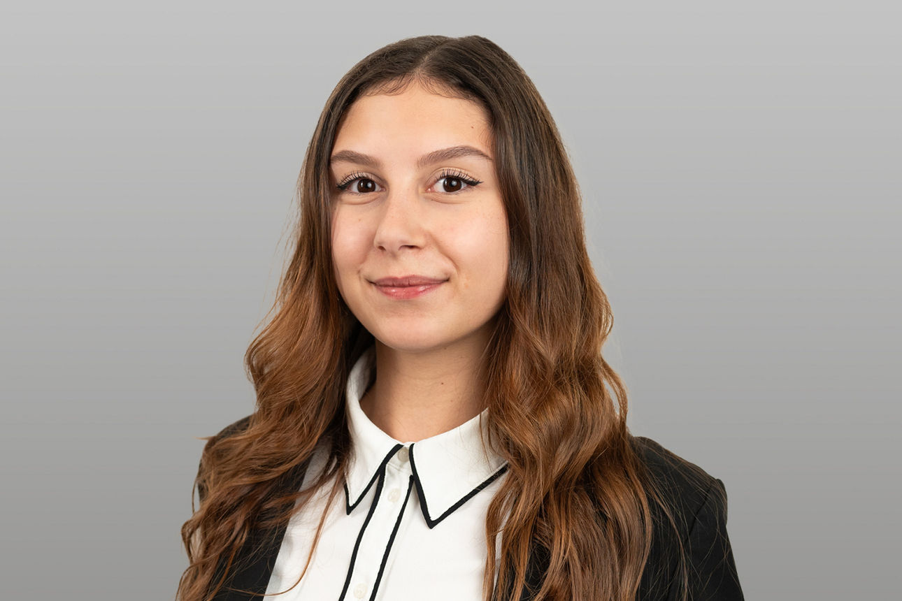 Kundenberaterin Lea Fernandes vor grauen Hintergrund