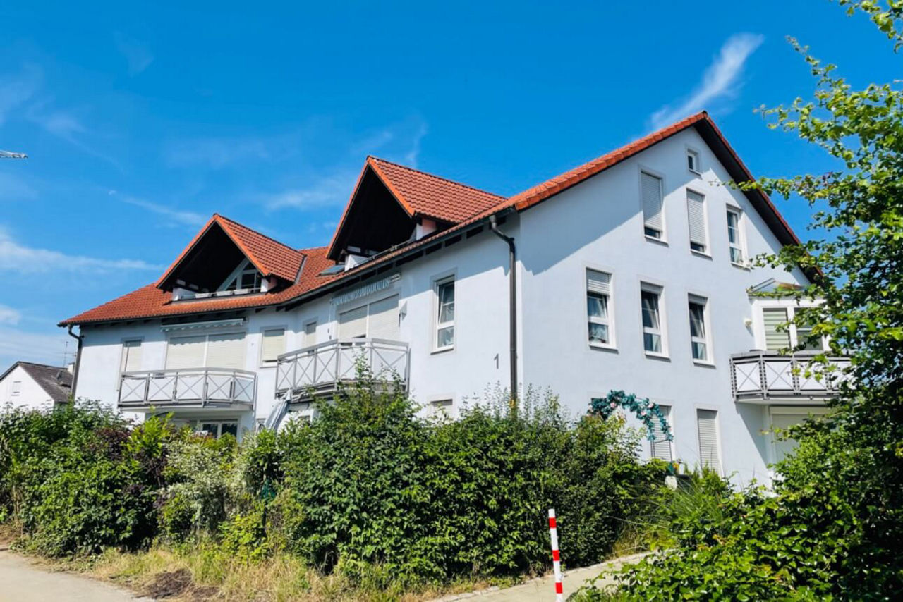 Blick auf Mehrfamlienhaus von außen