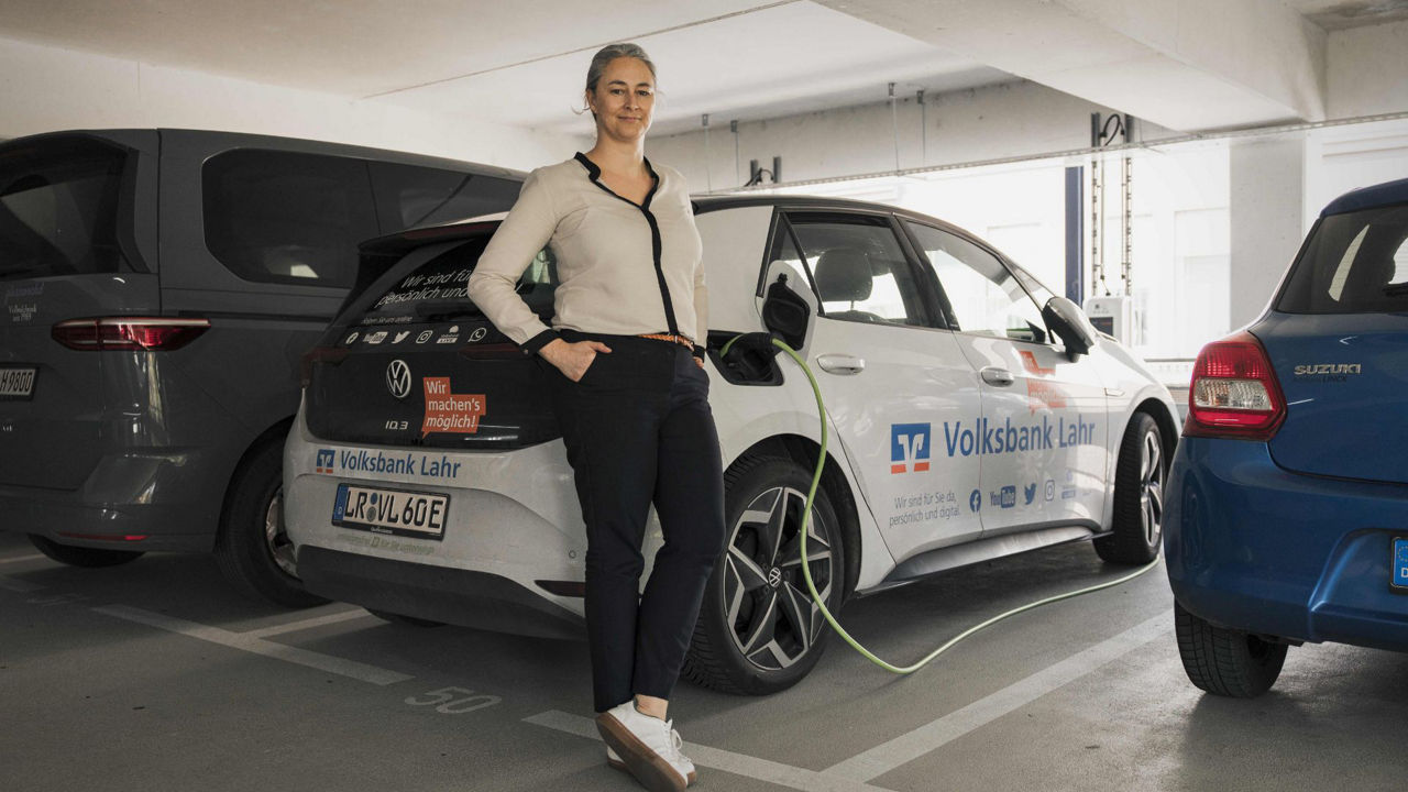 Daniela Becker vor dem E-Auto