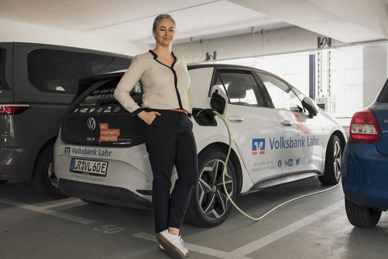 Daniela Becker vor dem E-Auto