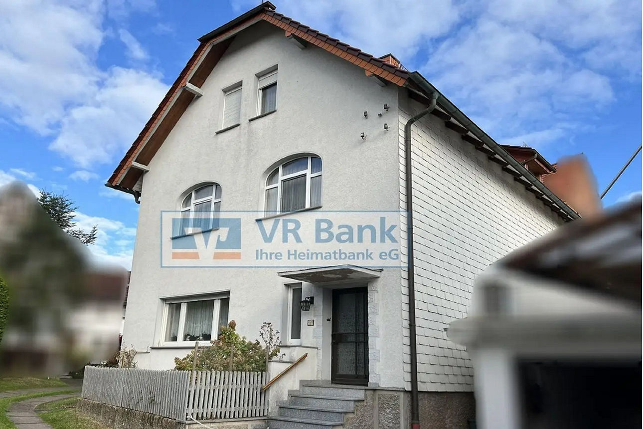 Ansicht Stirnseite und Haupteingang des Wohnhauses mit Nebengelass in Dankmarshausen 