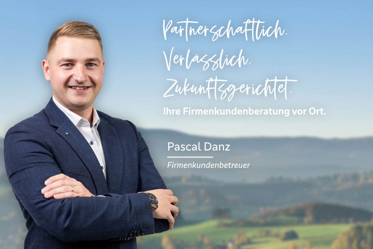 Firmenkundenbetreuer Pascal Danz vor einer Berglandschaft