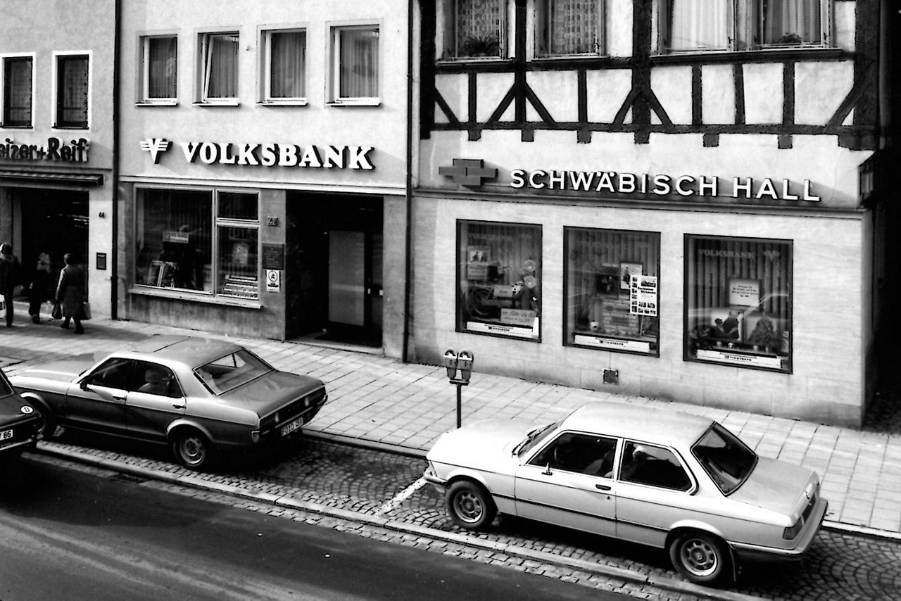 Schwarz-Weiß-Aufnahme des Volksbank-Gebäudes in den 1970er Jahren