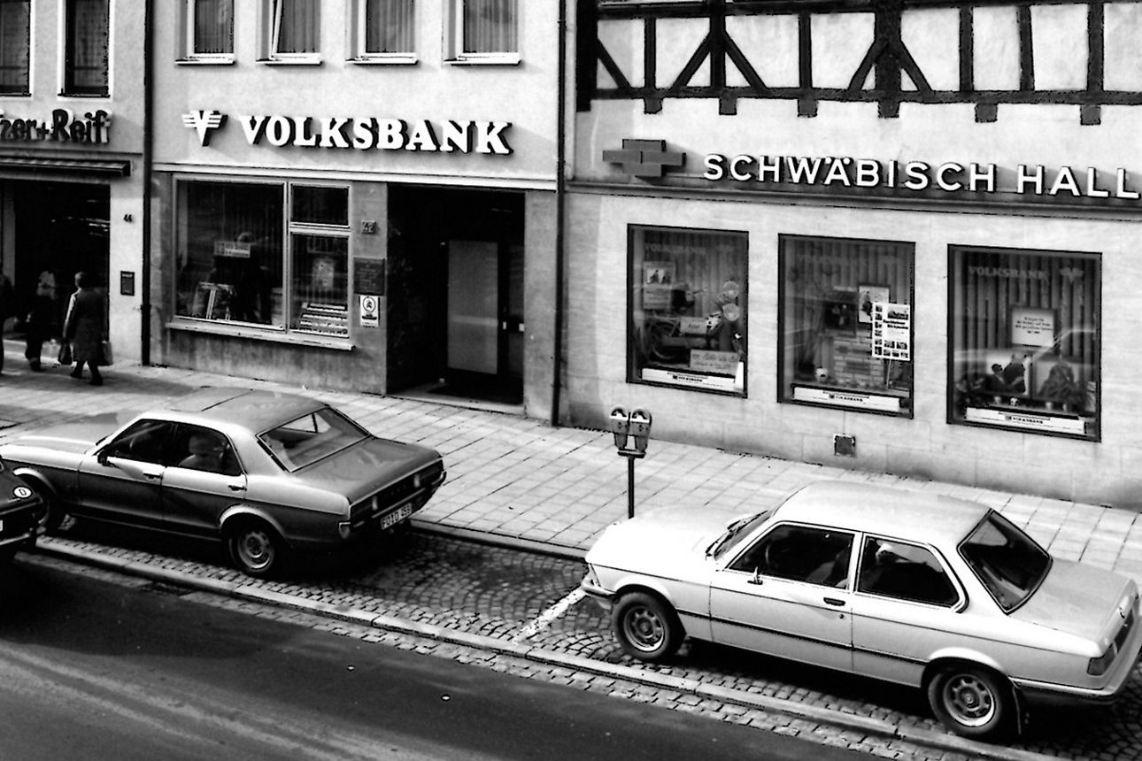 Schwarz-Weiß-Aufnahme des Volksbank-Gebäudes in den 1970er Jahren