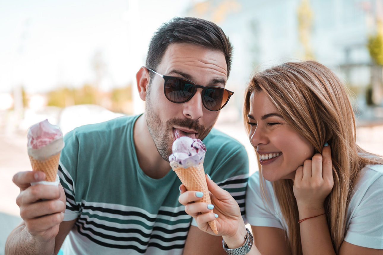2 Personen essen ein Eis
