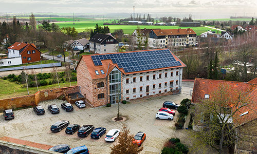 Bankhaus mit parkplatz umgeben von anderen Häusern 