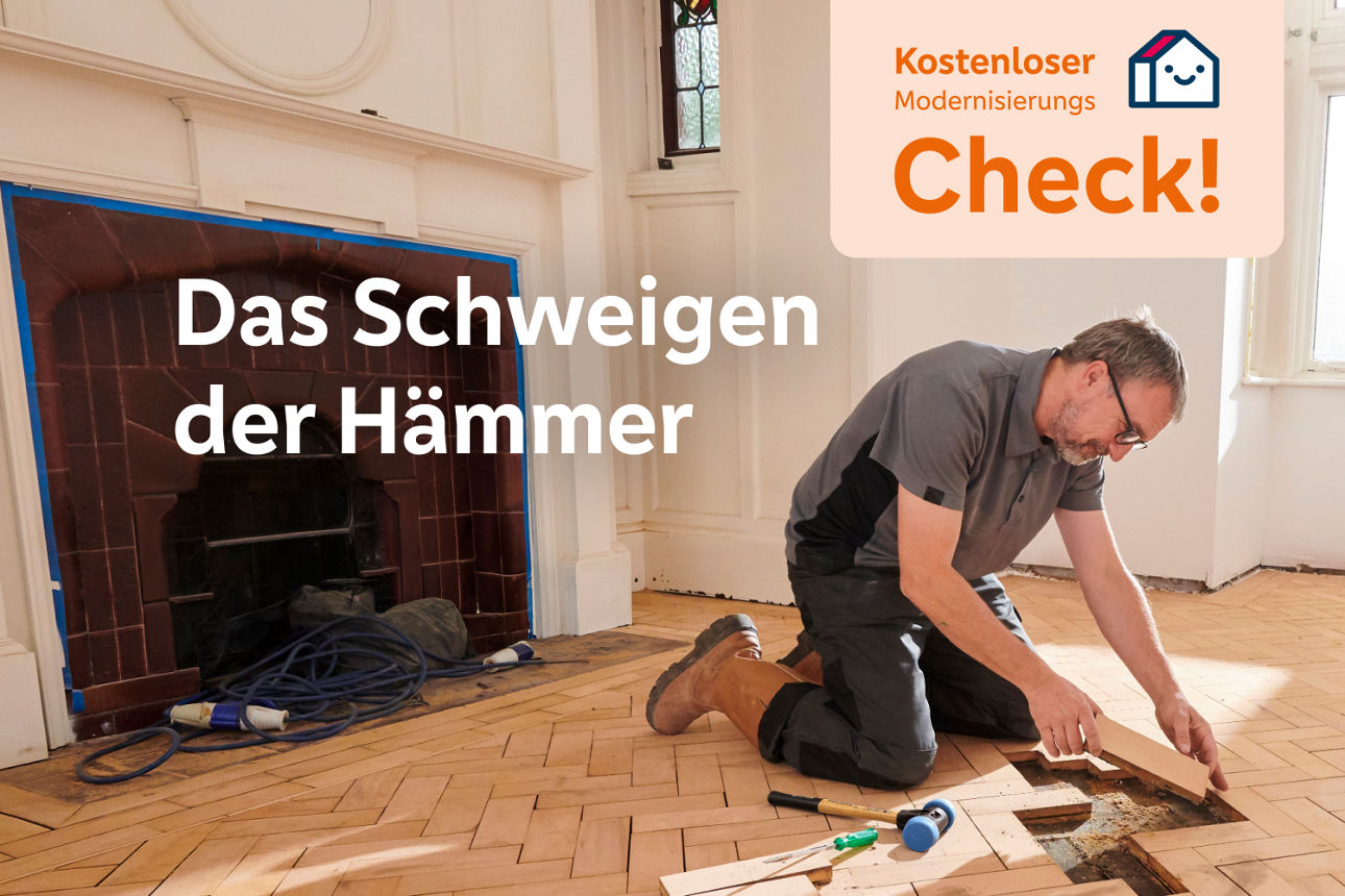 Mann kniet auf dem Boden und legt Fliesen