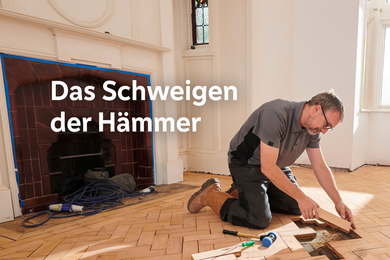 Mann kniet auf dem Boden und legt Fliesen