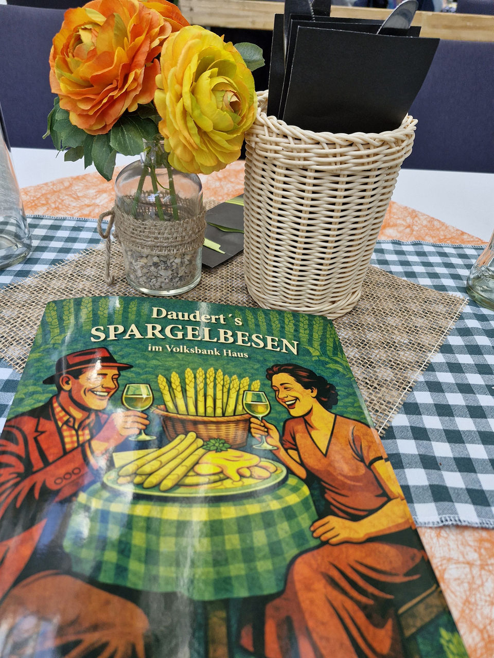 Dauderts Spargelbesen im Atrium des VolksbankHauses