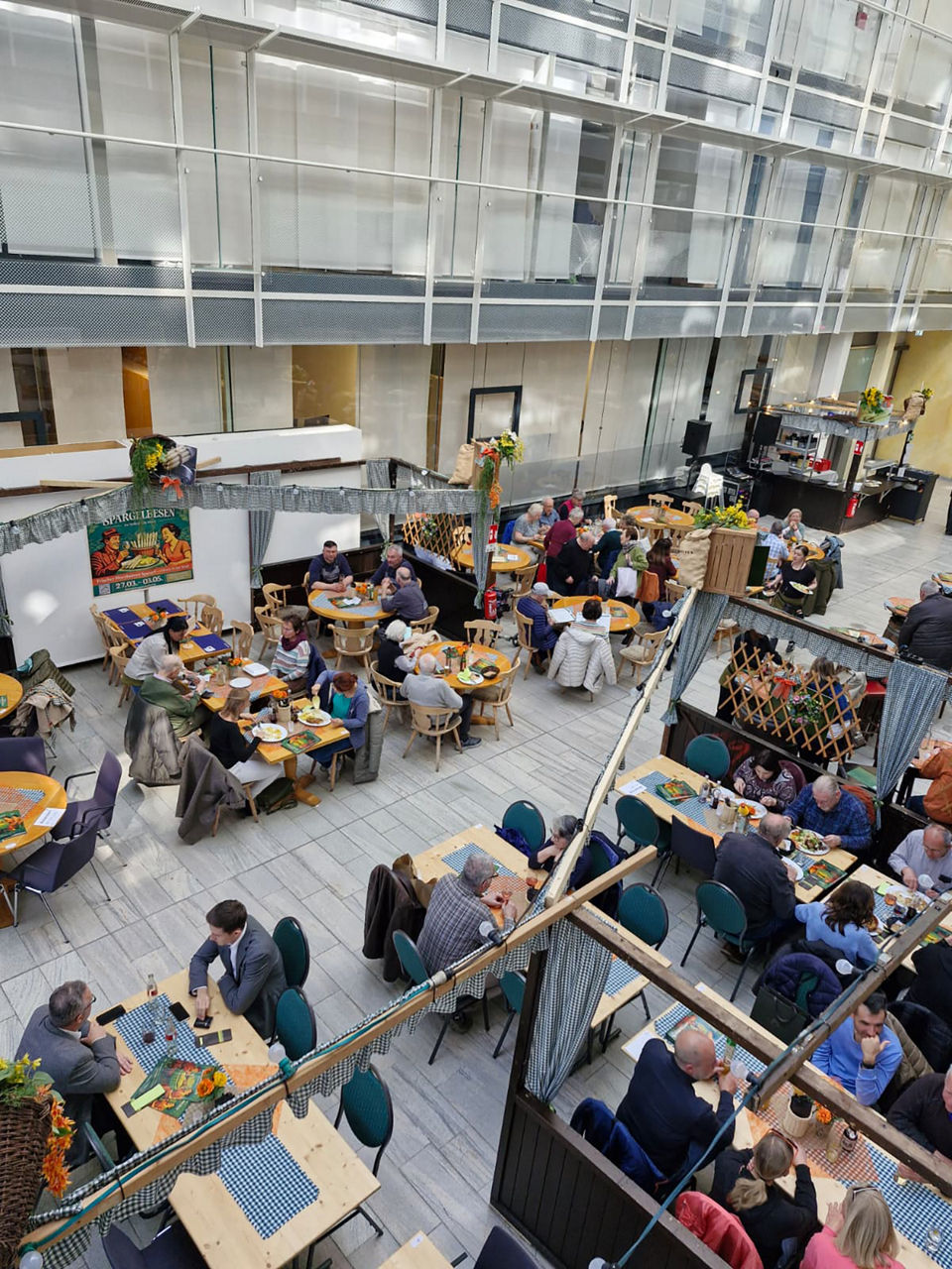 Dauderts Spargelbesen im Atrium des VolksbankHauses.